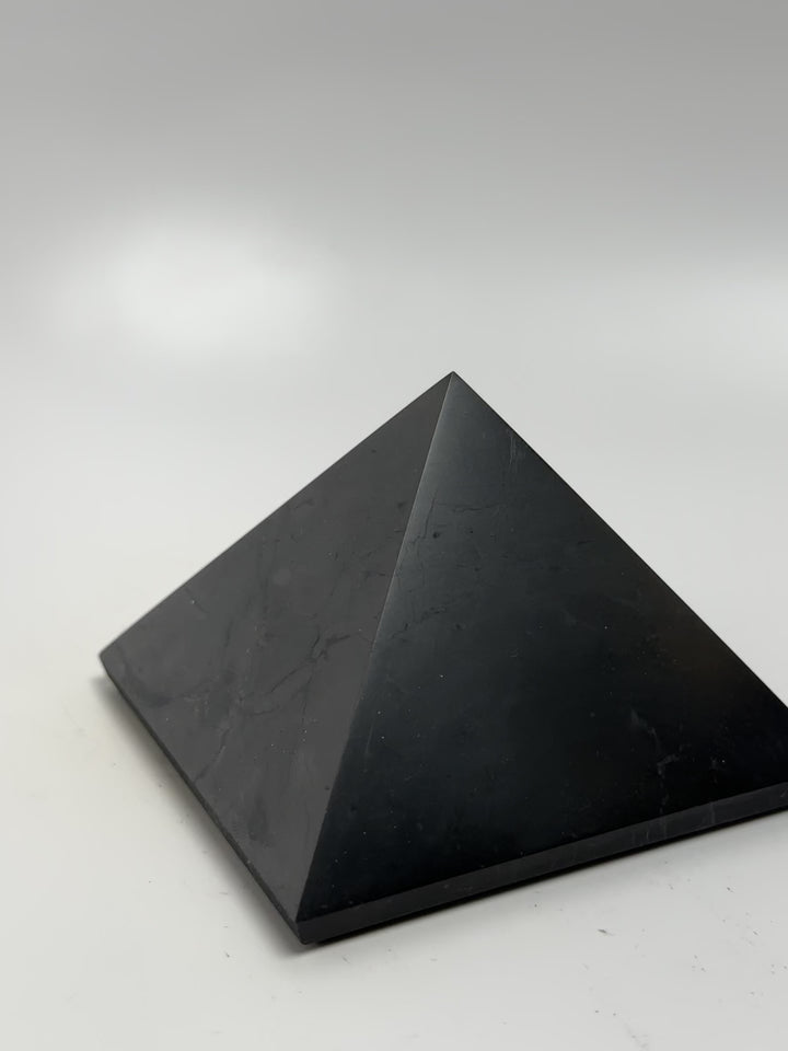 Shungite-Pyramid : 8cm - 3 1/4"
