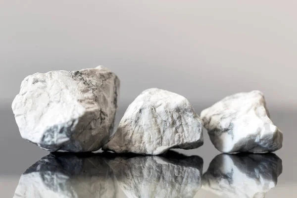 Howlite Crystal: Calming Energy for Stress Relief and Wisdom | Healing Properties 🕊️💙