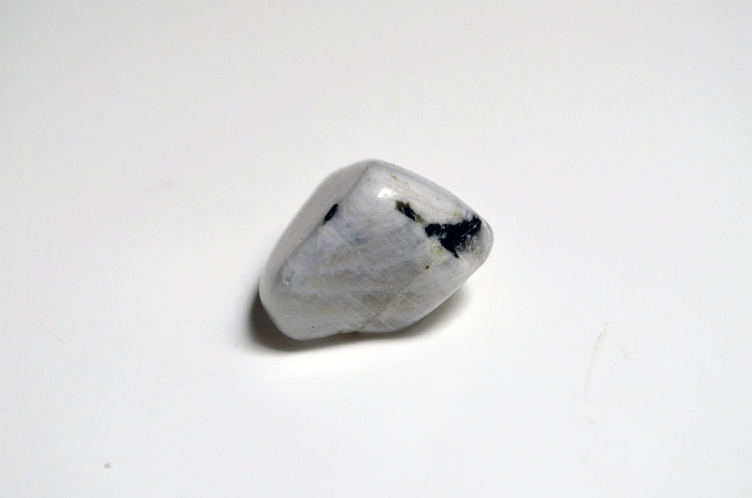 Moonstone Magic: Enhance Intuition and Feminine Energy | Healing Properties, Benefits, Chakra 🌙✨