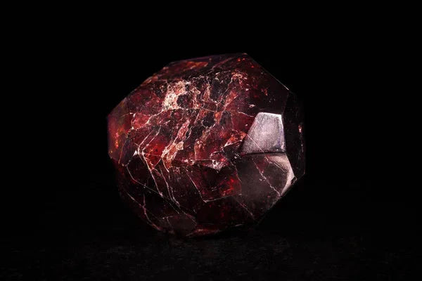 Garnet Crystal: Passionate Energy for Vitality and Love | Healing Properties ❤️🌟